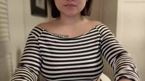 Snapshot of oohhellothere chatting on February 26, 11:20 am Miss Girly online show from February 26, 11:20 am