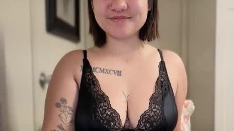 Snapshot of oohhellothere chatting on March 16, 9:24 am Miss Girly online show from March 16, 9:24 am