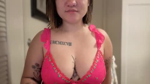 Snapshot of oohhellothere chatting on March 19, 9:13 am Miss Girly online show from March 19, 9:13 am