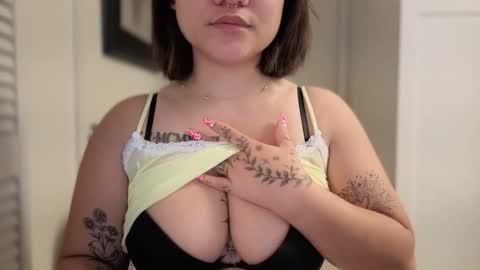 Snapshot of oohhellothere chatting on March 24, 4:01 pm Miss Girly online show from March 24, 4:01 pm