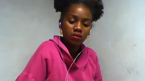 Snapshot of oooorazanasoa chatting on June 29, 1:45 am oooorazanasoa online show from June 29, 1:45 am