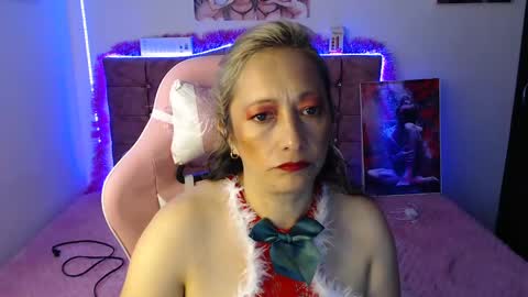 Snapshot of oriana_100 chatting on December 17, 7:48 pm oriana_100 online show from December 17, 7:48 pm