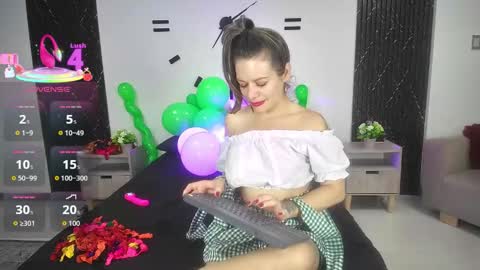 Snapshot of oriana_thomson2 chatting on February 5, 9:52 pm Oriana online show from February 5, 9:52 pm