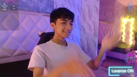 Snapshot of osamu_tay chatting on January 19, 11:47 am osamu_tay online show from January 19, 11:47 am