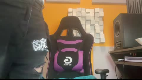 Snapshot of oscarsavage chatting on February 3, 9:41 am Oscar Steel Savage online show from February 3, 9:41 am