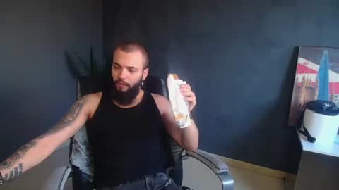 Snapshot of oscarwills chatting on June 26, 4:17 am OscarWills online show from June 26, 4:17 am