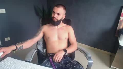 Snapshot of oscarwills chatting on June 27, 4:28 am OscarWills online show from June 27, 4:28 am