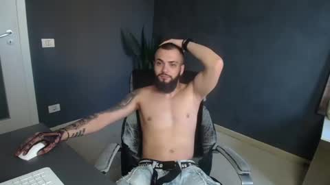 Snapshot of oscarwills chatting on June 30, 3:40 am OscarWills online show from June 30, 3:40 am