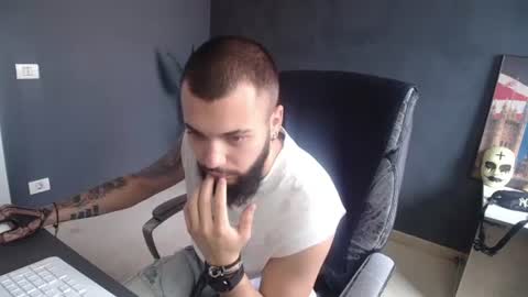 Snapshot of oscarwills chatting on July 2, 7:03 am OscarWills online show from July 2, 7:03 am
