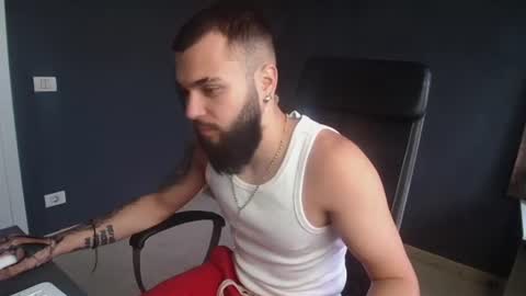 Snapshot of oscarwills chatting on July 16, 5:02 am OscarWills online show from July 16, 5:02 am