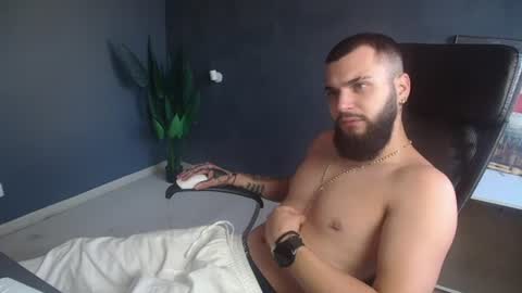 Snapshot of oscarwills chatting on July 17, 4:41 am OscarWills online show from July 17, 4:41 am