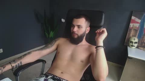 Snapshot of oscarwills chatting on July 20, 10:39 am OscarWills online show from July 20, 10:39 am
