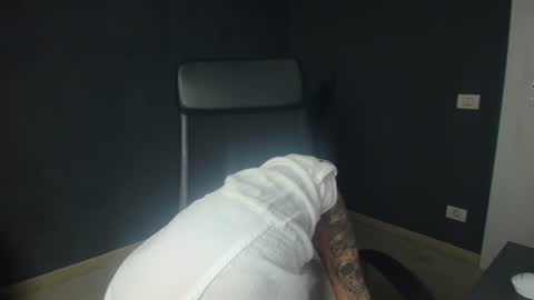 Snapshot of oscarwills chatting on August 4, 2:59 am OscarWills online show from August 4, 2:59 am