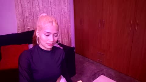 Snapshot of osornomaria268 chatting on November 3, 10:16 am Paulina online show from November 3, 10:16 am