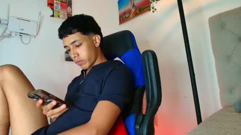Snapshot of ostin_18hot chatting on April 28, 2:27 am ostin 18hot online show from April 28, 2:27 am