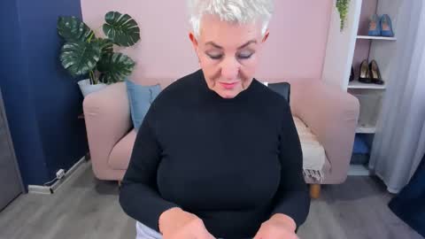 Snapshot of over50games chatting on September 24, 8:17 am Alla online show from September 24, 8:17 am