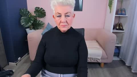 Snapshot of over50games chatting on October 1, 8:20 am Alla online show from October 1, 8:20 am