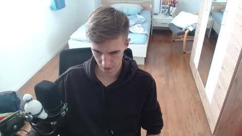 OverkneeBabe online show from October 18, 11:33 am