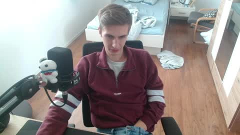 OverkneeBabe online show from April 3, 11:41 am