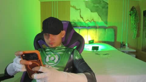 Snapshot of owen_drake chatting on April 28, 2:27 am Owen Drak online show from April 28, 2:27 am