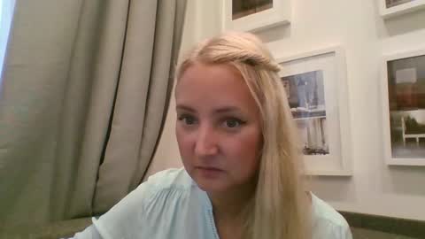 Snapshot of oxifoxi chatting on October 6, 10:02 am oxifoxi online show from October 6, 10:02 am
