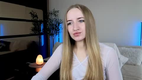 Snapshot of oxy_foxie chatting on June 8, 1:55 pm Oxy Foxie online show from June 8, 1:55 pm
