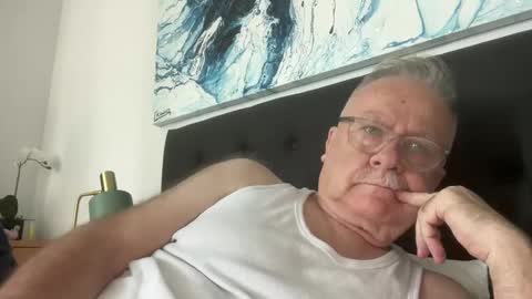 Snapshot of ozhairybearxxxx chatting on December 15, 1:46 am ozhairybearxxxx online show from December 15, 1:46 am