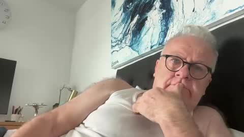 Snapshot of ozhairybearxxxx chatting on December 31, 1:04 am ozhairybearxxxx online show from December 31, 1:04 am