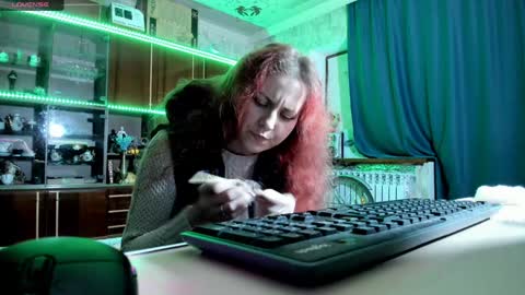 Ella online show from December 16, 1:43 pm