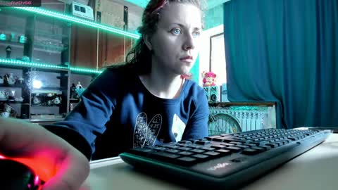 Ella online show from December 17, 6:45 am