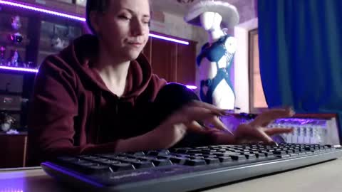 Ella online show from May 6, 7:13 am