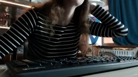 Ella online show from May 12, 7:16 am