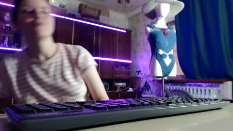 Ella online show from May 14, 7:37 am