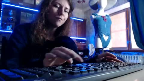 Ella online show from May 15, 7:04 am