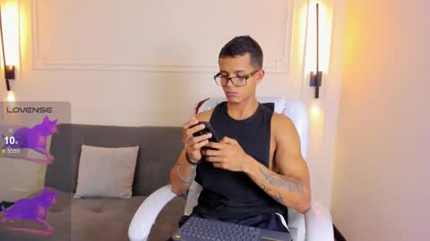 Snapshot of paradise_boy_s chatting on February 19, 7:54 pm Ryan And Casper online show from February 19, 7:54 pm