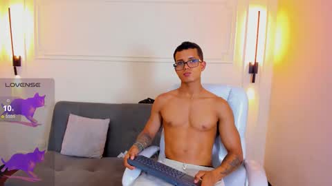 Snapshot of paradise_boy_s chatting on February 25, 6:50 pm Ryan And Casper online show from February 25, 6:50 pm