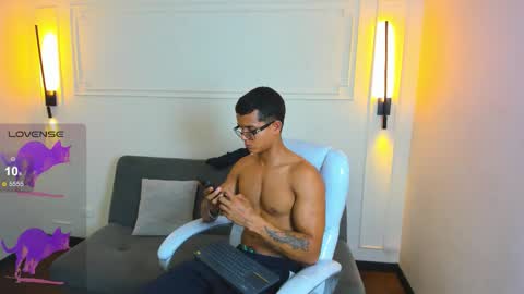 Snapshot of paradise_boy_s chatting on March 13, 6:03 pm Ryan And Casper online show from March 13, 6:03 pm