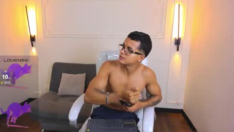 Snapshot of paradise_boy_s chatting on March 17, 6:33 pm Ryan And Casper online show from March 17, 6:33 pm