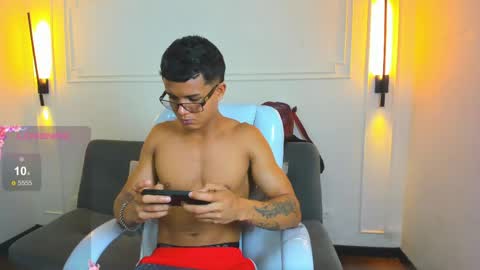 Snapshot of paradise_boy_s chatting on May 4, 2:35 pm Ryan And Casper online show from May 4, 2:35 pm