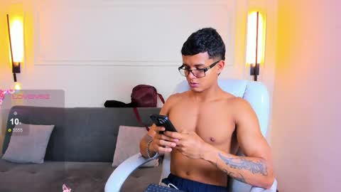Snapshot of paradise_boy_s chatting on May 7, 2:33 pm Ryan And Casper online show from May 7, 2:33 pm