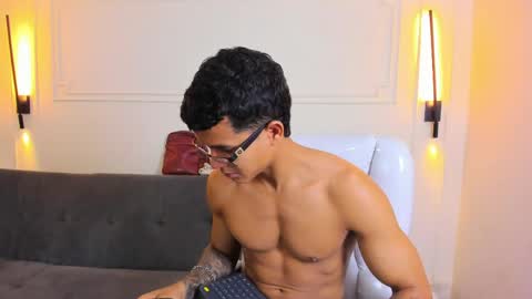 Snapshot of paradise_boy_s chatting on May 19, 2:01 pm Ryan And Casper online show from May 19, 2:01 pm