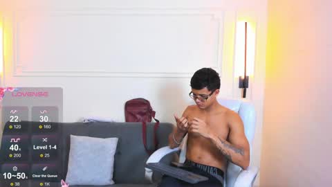 Snapshot of paradise_boy_s chatting on May 21, 2:02 pm Ryan And Casper online show from May 21, 2:02 pm
