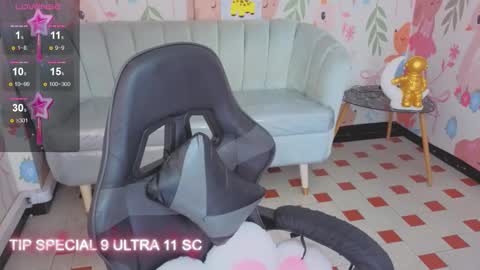 Snapshot of paris09_v chatting on February 19, 3:35 am PARIS online show from February 19, 3:35 am