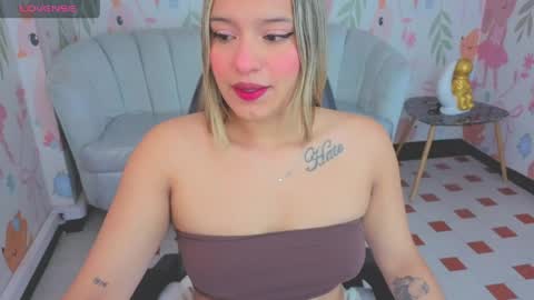 Snapshot of paris09_v chatting on March 31, 3:19 am PARIS online show from March 31, 3:19 am