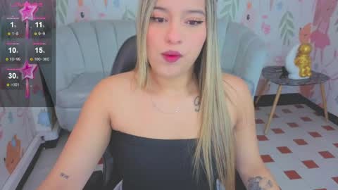 Snapshot of paris09_v chatting on April 2, 12:58 pm PARIS online show from April 2, 12:58 pm