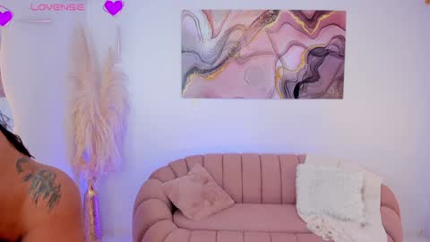 Snapshot of parisangel_ chatting on February 6, 10:00 pm Paris online show from February 6, 10:00 pm