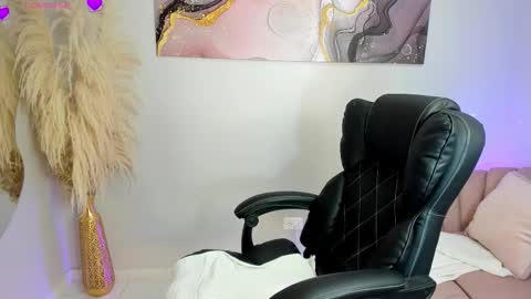 Snapshot of parisangel_ chatting on January 10, 1:18 am Paris online show from January 10, 1:18 am