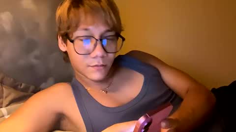 Snapshot of parisstone2 chatting on March 1, 11:26 pm connie online show from March 1, 11:26 pm