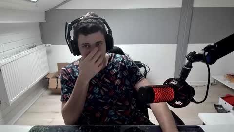 Snapshot of passi_18 chatting on February 19, 3:08 pm passi_18 online show from February 19, 3:08 pm