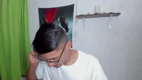 EDUAR Independent model online show from April 5, 8:06 pm